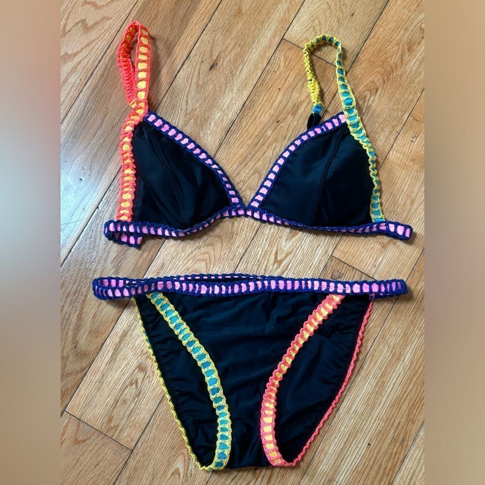 Topshop EUC black/ multicolored knit trim bikini Size 8